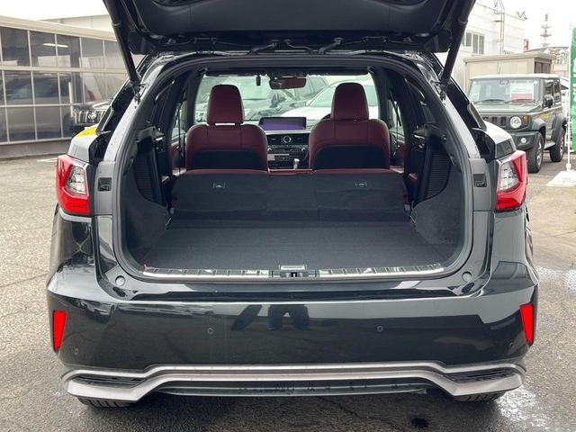 ���i�̂���������ʋ΁A���}���ɏ\���ȉ׎��X�y�[�X���m�ۂ��Ă���܂��B�Z�J���h�V�[�g��|���ƁA�傫�ȉו��̐ύڂ��\�ł���