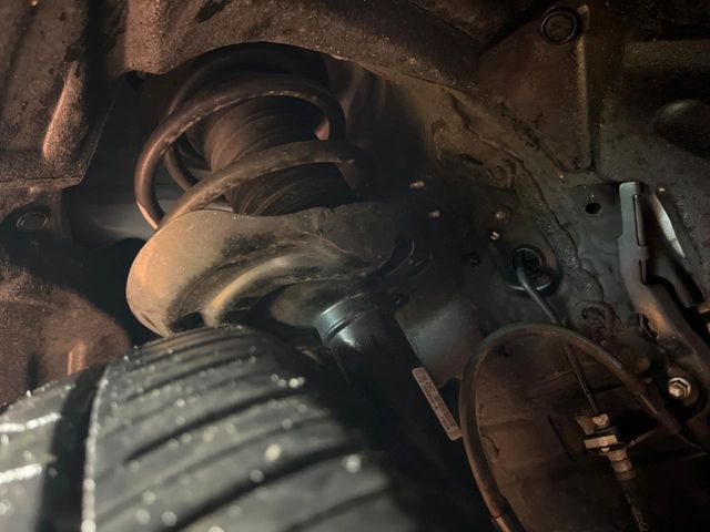 お車を安心してお乗りいただく為には、足回りの定期点検が欠かせません。サービスサポート(有償保証)では無料点検もご提供しており、安心のカーライフをお過ごしいただけるサポート体制が整っています。