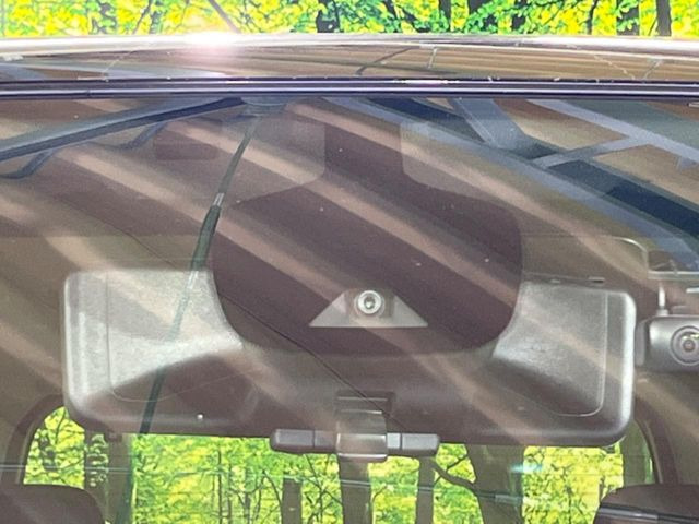 【インテリジェントエマージェンシーブレーキ】フロントカメラで前方の車両や歩行者を検知。衝突しそうな時は衝突被害軽減ブレーキが作動、衝突回避をサポート。より安全にドライブをお楽しみいただけます。