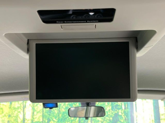 【フリップダウンモニター】大画面モニターで後席でもエンタメをお楽しみいただけます。小さなお子様にも大人気の装備です♪