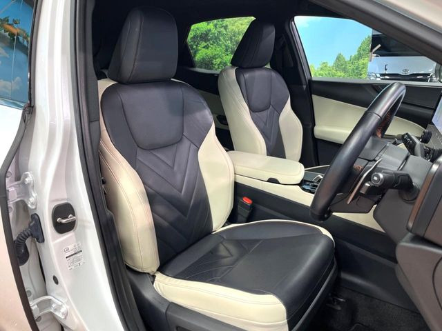 【黒革シート】上質な本革を使用し、高級感あふれる黒革シート。常に体に触れる部分だから、座り心地の良さにはこだわりたいですね♪汚れの付着や劣化を抑制する内装コーティング施工もおススメですよ♪