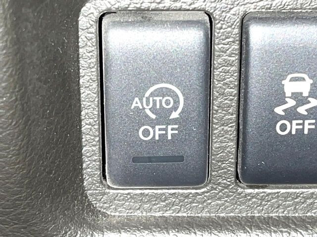 【アイドリングストップ】赤信号や渋滞で停車した際にエンジンを停止し、無駄な燃料の消費を抑えます。燃費向上や環境保護につなげる機能♪エンジンはブレーキを離せば再始動します。