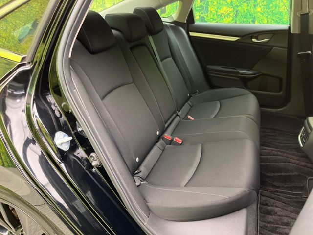 後部座席も気になるようなキズ・汚れやへたり等、大きなダメージはなく、良好な状態です。