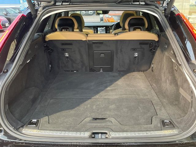 ●トランクルーム:趣味が広がる収容スペース!これだけの広さがあればお買い物やレジャーなどにも最適です!使用感も少なくきれいな状態を維持しております。