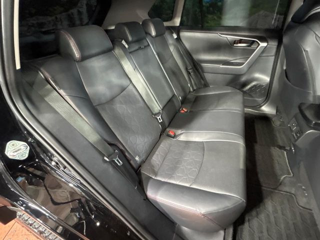 後部座席も気になるようなキズ・汚れやへたり等、大きなダメージはなく、良好な状態です。