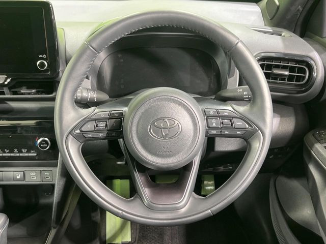 �C���e���A�ɍ��킹���f�U�C���̃X�e�A�����O�́A�^�]�������̂��Ƃ��l���A�^�]���₷���`��A�傫���ł��B�����x�A���ۂɐG���Ă��m���߂��������B