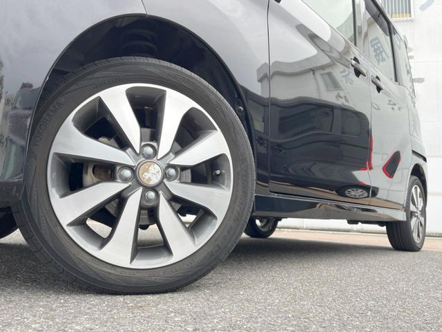 �y����15�C���`�A���~�z�C�[���z�O�ςɃ}�b�`���������A���~�z�C�[���𑕒����Ă���܂��B�e��ЊO�A���~�z�C�[����A�X�^�b�h���X�^�C�����戵�����Ă���܂��B���񂲑��k����������