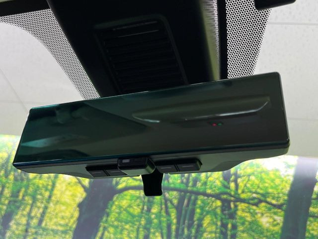 【インテリジェントルームミラー】後席の大きな荷物や同乗者で後方が確認しづらい時でも安心!カメラが撮影した車両後方の映像をルームミラー内に表示。クリアな視界で状況の確認が可能です!