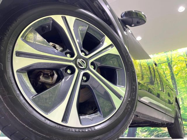 【純正17インチアルミホイール】外観にマッチした純正アルミホイールを装着しております。各種社外アルミホイールや、スタッドレスタイヤも取扱いしております。是非ご相談ください♪