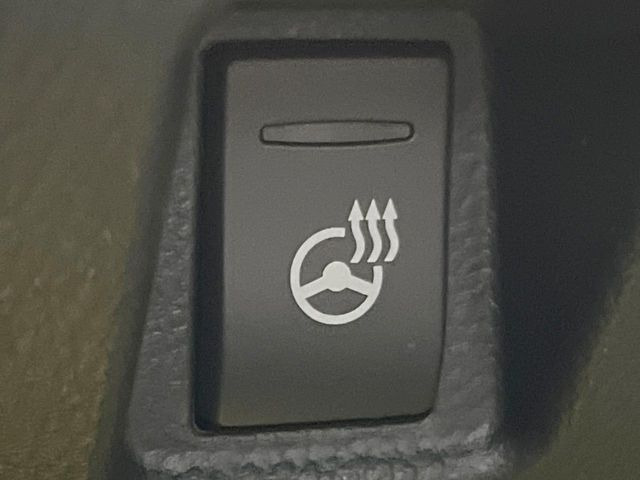 【ステアリングヒーター】冬場に冷たくなりやすい革巻きステアリングを、スイッチ一つで素早く適温に!エアコンよりも早く温まってくれるので、寒い日の運転も快適になりますね♪