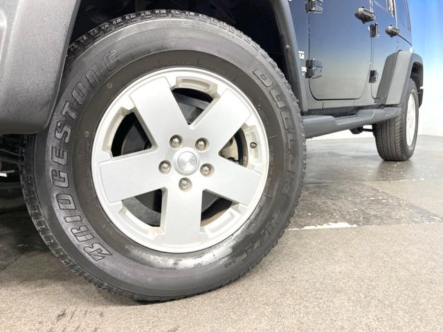 ●純正18インチアルミホイール:輸入車ならではの卓越した走りを支えるホイールと足回りです!日本車の走りに慣れている方にもぜひ体感して頂きたいほど、高いレベルでまとまっています!