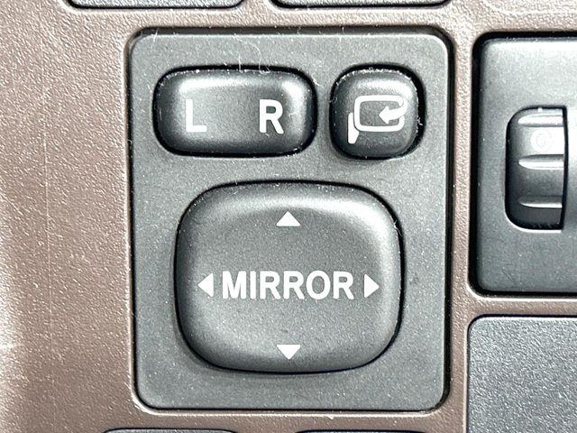 �y�d���i�[�~���[�z�T�C�h�~���[�͓d���i�[���ƂȂ��Ă���A�������ԏ�ł��L�Y�������X�N��}�����܂��B