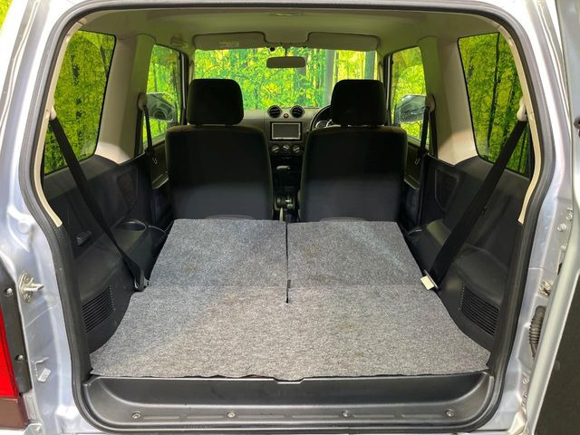 ���i�̂���������ʋ΁A���}���ɏ\���ȉ׎��X�y�[�X���m�ۂ��Ă���܂��B�Z�J���h�V�[�g��|���ƁA�傫�ȉו��̐ύڂ��\�ł���