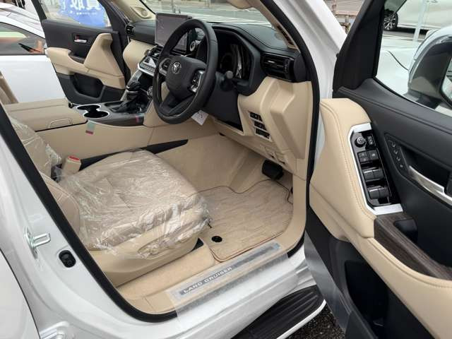 登録済み未使用車・新車の匂いが残っております。