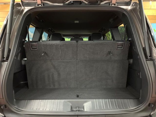 ���i�̂���������ʋ΁A���}���ɏ\���ȉ׎��X�y�[�X���m�ۂ��Ă���܂��B�Z�J���h�V�[�g��|���ƁA�傫�ȉו��̐ύڂ��\�ł���