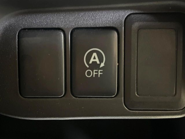 【アイドリングストップ】赤信号や渋滞で停車した際にエンジンを停止し、無駄な燃料の消費を抑えます。燃費向上や環境保護につなげる機能♪エンジンはブレーキを離せば再始動します。