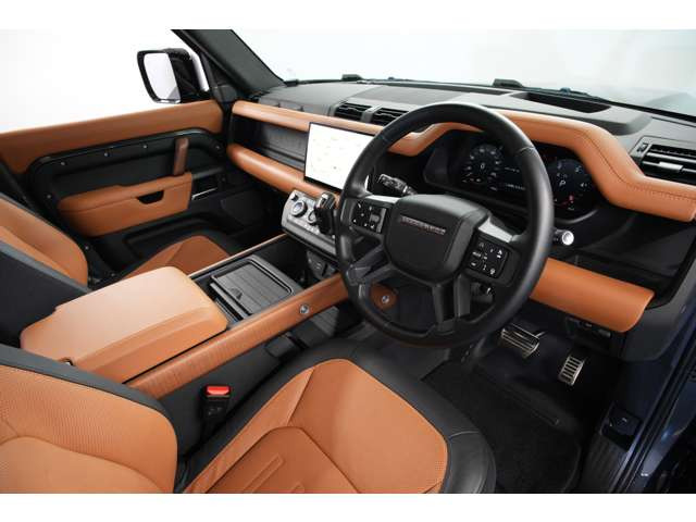 22インチ&ldquo;スタイル5098&rdquo;ホイールが足元に圧 倒 的な存在感を与え、都会でもアウトドアでも映えるスタイリングを実現しています。