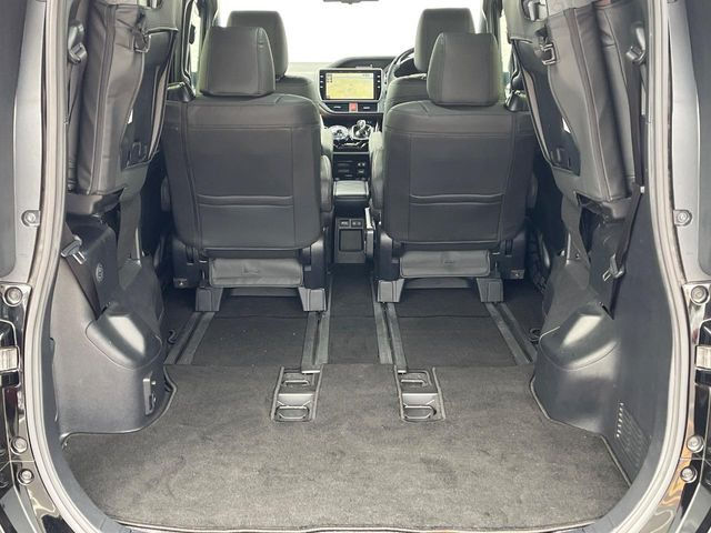 ���i�̂���������ʋ΁A���}���ɏ\���ȉ׎��X�y�[�X���m�ۂ��Ă���܂��B�Z�J���h�V�[�g��|���ƁA�傫�ȉו��̐ύڂ��\�ł���