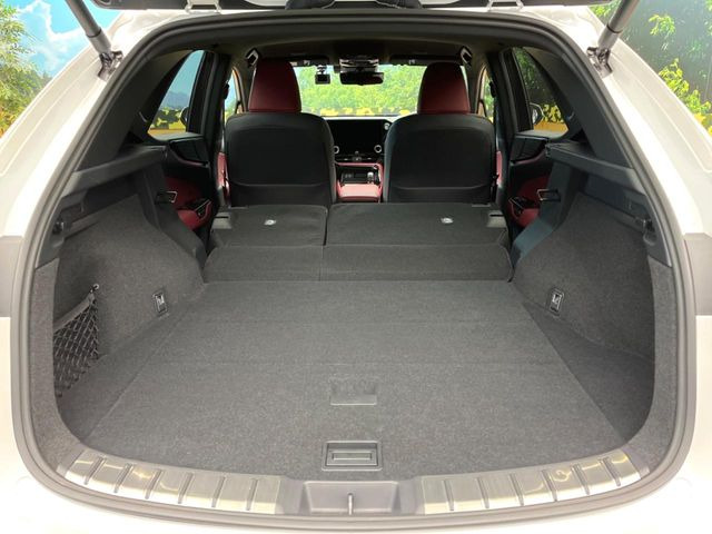 ���i�̂���������ʋ΁A���}���ɏ\���ȉ׎��X�y�[�X���m�ۂ��Ă���܂��B�Z�J���h�V�[�g��|���ƁA�傫�ȉו��̐ύڂ��\�ł���