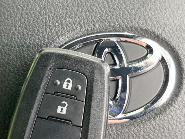 【スマートキー】カバンやポケットに入れたままでもドアの施錠・解錠が可能なスマートキーを装備。エンジンのオン・オフ時もカギを取り出す必要が無いからとっても便利です♪
