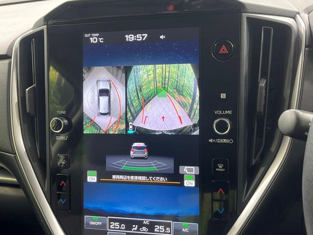 �y�}���`�e���C�����j�^�[�z�Ԃ̃t�����g��T�C�h�̃J�����摜�𓯎��Ƀ��j�^�[�\�����邱�ƂŁA���H�⋷�����𑖍s���ł����͂̏󋵊m�F���ł����S!�{�iSUV�ɂ��ꂵ�������ł���