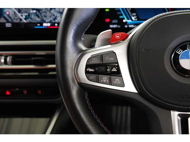 【ロペライオファクトリーセンター】輸入車専門工場熟練メカニックのほか、 サービススタッフも在籍し迅速にお受入れが可能です。セーフティローダーにてお客様のご自宅までピックアップサービスも行っております。