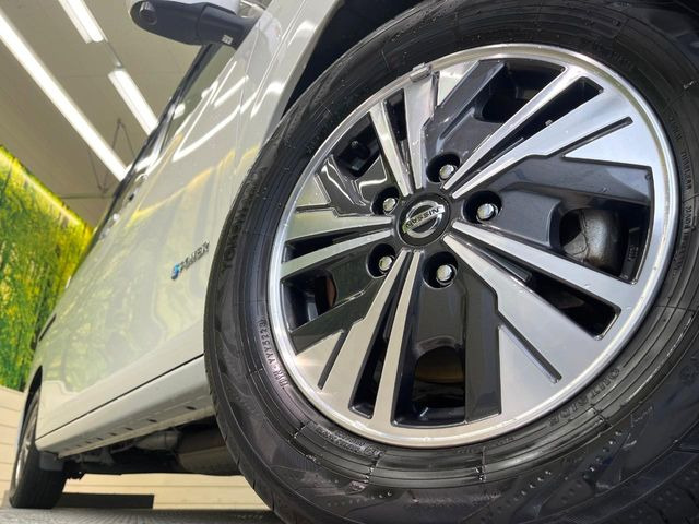 【純正15インチアルミホイール】外観にマッチした純正アルミホイールを装着しております。各種社外アルミホイールや、スタッドレスタイヤも取扱いしております。是非ご相談ください♪