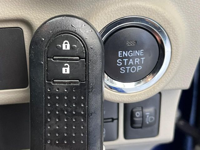 【キーフリーシステム】カバンやポケットに入れたままでもドアの施錠・解錠が可能なスマートキーを装備。エンジンのオン・オフ時もカギを取り出す必要が無いからとっても便利です♪