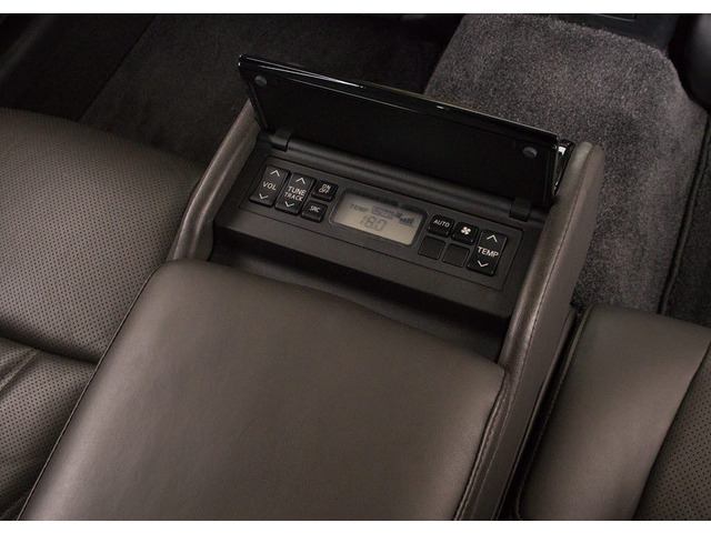 後席もVIP装備!後席センターコンソールの画像です!こちらのお車には、後席にもパワーシートが装備されています!更にオーディオなども後席から操作出来るなど豪華!ゲストに喜んで頂ける装備ですね!