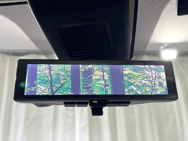 【インテリジェントルームミラー】後席の大きな荷物や同乗者で後方が確認しづらい時でも安心!カメラが撮影した車両後方の映像をルームミラー内に表示。クリアな視界で状況の確認が可能です!