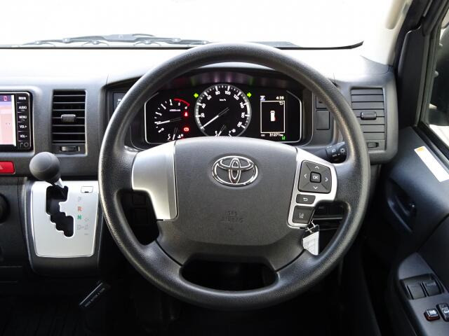 オリックス認定中古車は厳選した上質な車輌のみをお届け致します。全車にプロの職人による徹底した内外装の清掃、磨き上げております。