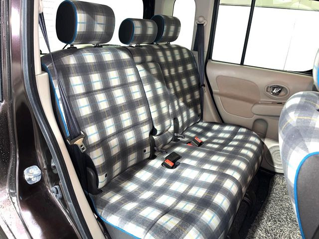 後部座席も気になるようなキズ・汚れやへたり等、大きなダメージはなく、良好な状態です。