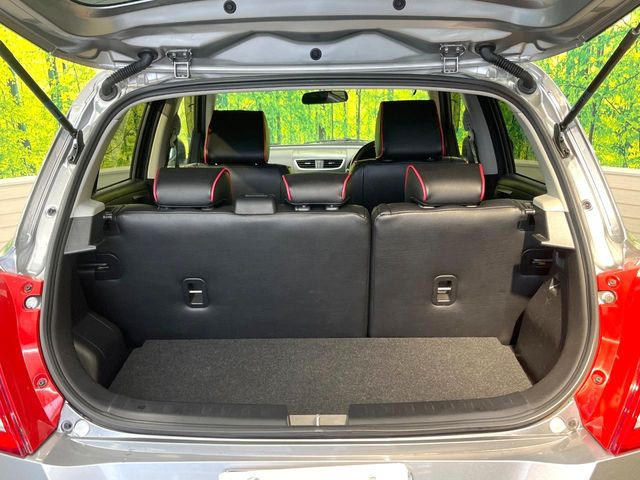 普段のお買い物や通勤、送迎等に十分な荷室スペースを確保しております。セカンドシートを倒すと、大きな荷物の積載も可能です♪