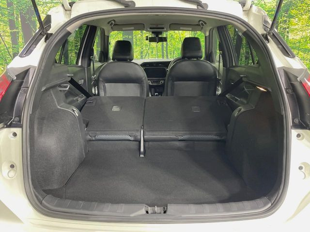 後席を格納すると、これだけの広さが!シーンに合わせたシートアレンジで、大きな荷物も積むことが出来ます♪