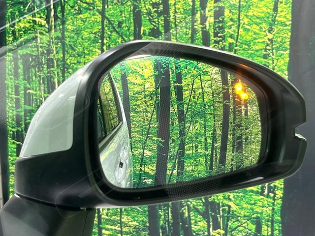 【ブラインドスポットインフォメーション】走行中、ドアミラーの死角になりやすい箇所に後続車が接近するとサイドミラー付近に警告を表示、ドライバーに注意喚起をしてくれます。