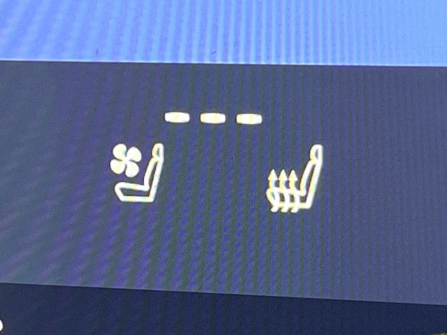 【シートベンチレーション】夏場は涼しい風でお尻や背中の熱やムレを防ぎ、冬はエアコンよりも早く温まってポカポカに!レザーシートにうれしい装備で、季節を問わず快適に過ごせます。