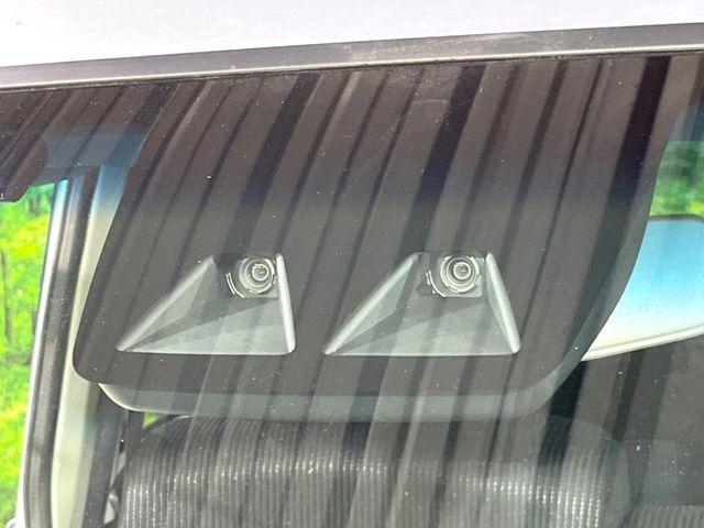 【スマートアシスト】走行中に前方の車両等を認識し、衝突しそうな時は警報とブレーキで衝突回避と被害軽減をアシスト。より安全にドライブをお楽しみいただけます。