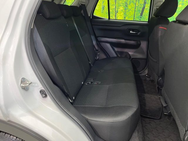 後部座席も気になるようなキズ・汚れやへたり等、大きなダメージはなく、良好な状態です。