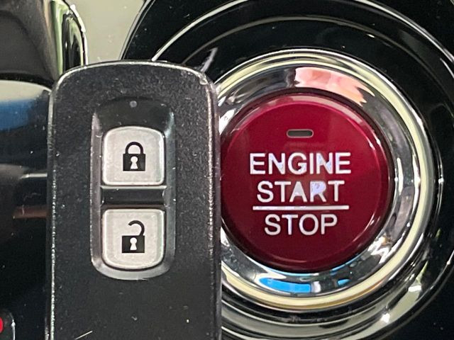 【Hondaスマートキー】カバンやポケットに入れたままでもドアの施錠・解錠が可能なスマートキーを装備。エンジンのオン・オフ時もカギを取り出す必要が無いからとっても便利です♪