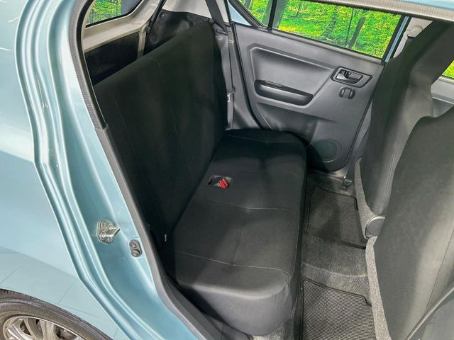 後部座席も気になるようなキズ・汚れやへたり等、大きなダメージはなく、良好な状態です。