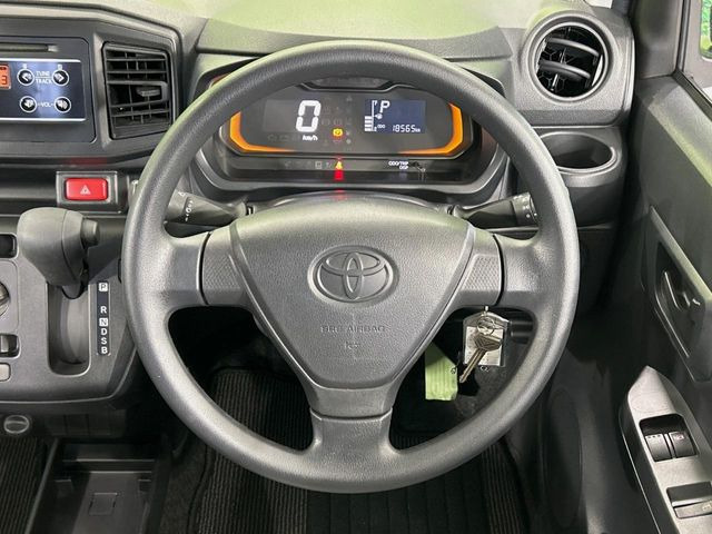 インテリアに合わせたデザインのステアリングは、運転される方のことも考え、運転しやすい形状、大きさです。是非一度、実際に触ってお確かめください。