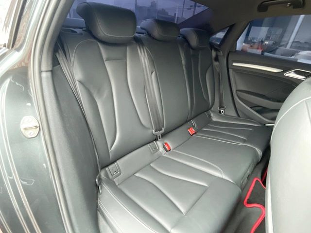 ●後部座席も気になるようなキズ・汚れやへたり等、大きなダメージはなく、良好な状態です。