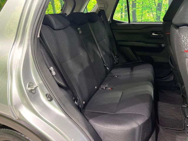 後部座席も気になるようなキズ・汚れやへたり等、大きなダメージはなく、良好な状態です。