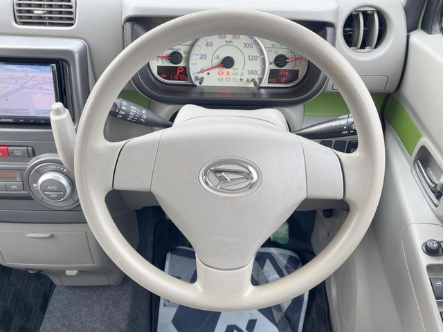 �C���e���A�ɍ��킹���f�U�C���̃X�e�A�����O�́A�^�]�������̂��Ƃ��l���A�^�]���₷���`��A�傫���ł��B�����x�A���ۂɐG���Ă��m���߂��������B