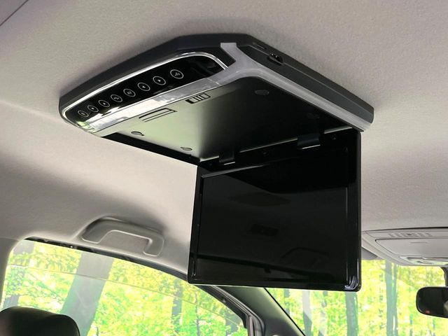 【フリップダウンモニター】大画面モニターで後席でもエンタメをお楽しみいただけます。小さなお子様にも大人気の装備です♪