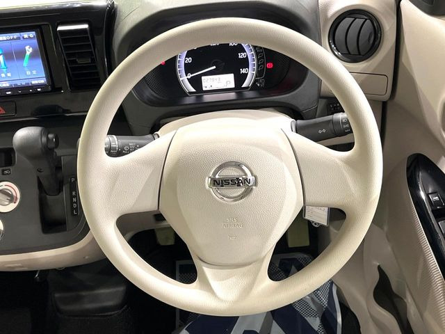 �C���e���A�ɍ��킹���f�U�C���̃X�e�A�����O�́A�^�]�������̂��Ƃ��l���A�^�]���₷���`��A�傫���ł��B�����x�A���ۂɐG���Ă��m���߂��������B