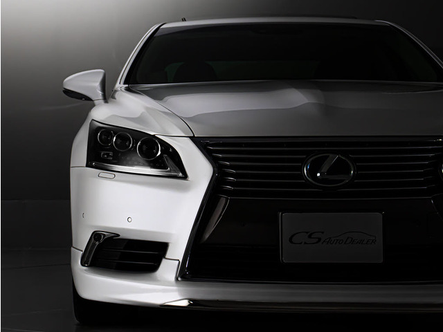 フロントビューの存在感をご覧ください!!ヘッドライトは視界良好のライト、さらにフォグライト搭載。デザイン性も高いのが特権です。