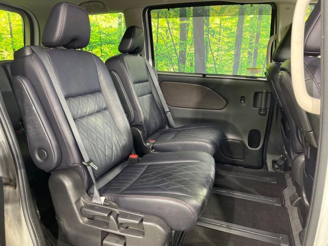 後部座席も気になるようなキズ・汚れやへたり等、大きなダメージはなく、良好な状態です。