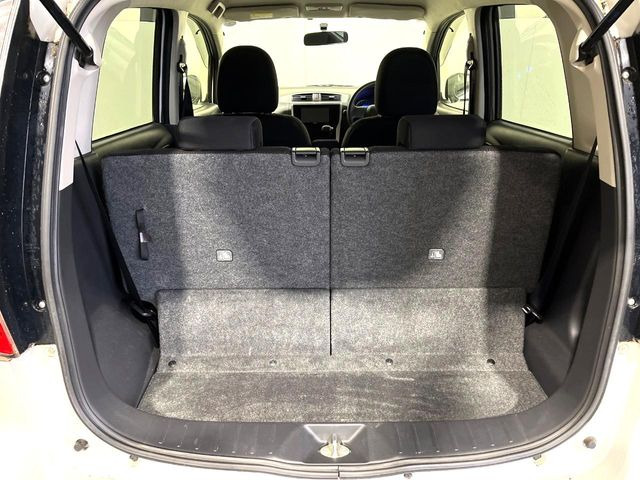 普段のお買い物や通勤、送迎等に十分な荷室スペースを確保しております。セカンドシートを倒すと、大きな荷物の積載も可能です♪