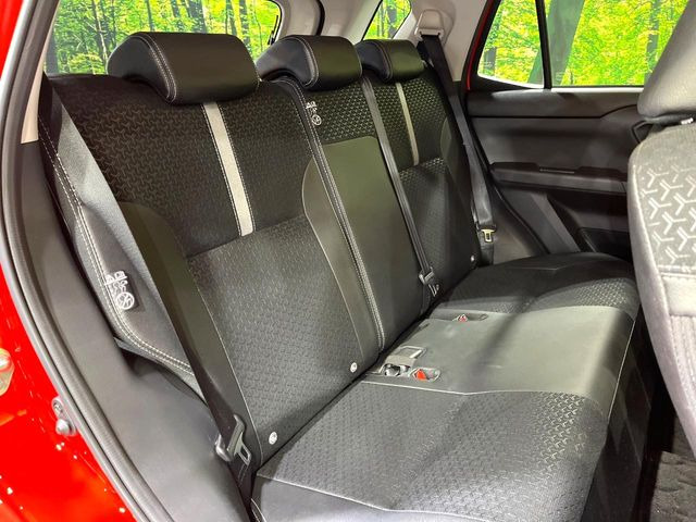 広々とした2列目シートは居住性が高く、居心地も快適!友達や家族とのお出かけにぴったりです。ベビーシートやチャイルドシート使用時も快適にお過ごしいただける十分な空間を確保しています。